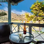 Summer Retreats - Seimeio Strofilia, Sunny Vibes אורחן