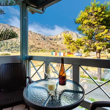 Summer Retreats - Seimeio Strofilia, Sunny Vibes אורחן