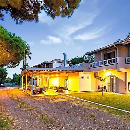 Summer Retreats - Seimeio Strofilia, Sunny Vibes אורחן