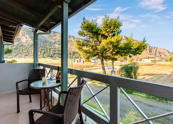 Summer Retreats - Seimeio Strofilia, Sunny Vibes Inn 2*